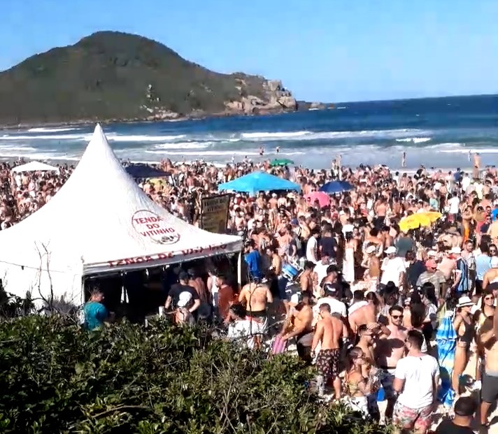Praia do Rosa, em Imbituba, ficou cheia neste feriadão de sol. – Foto: Divulgação