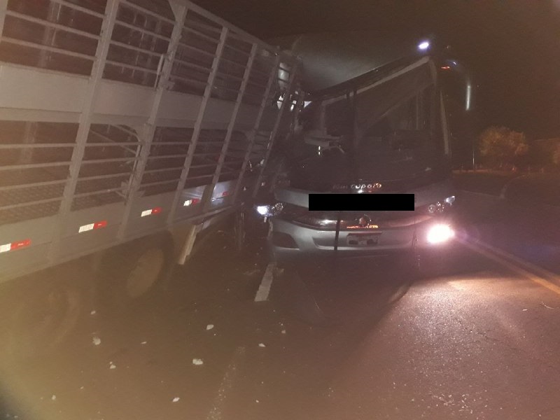 Caminh&atilde;o estava parado no acostamento no momento da batida – Foto: Bombeiros de Chapec&oacute;