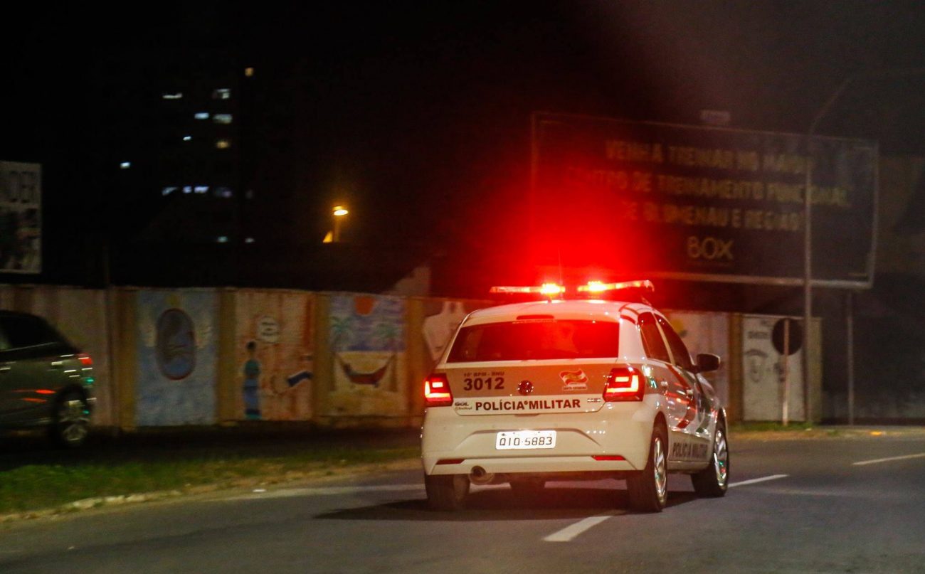 Policiais militares procuram por ladrões armados