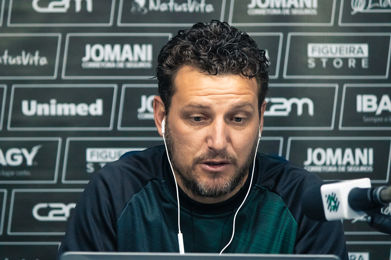 Após sofrer 3 a 0 do Vitória, em atuação apática, o técnico Elano Blumer deixou o Figueirense: campanha pífia do treinador a frente do alvinegro: 17 jogos, três vitórias, cinco empates e nove derrotas; com 26% de aproveitamento – Foto: Patrick Floriani/FFC/divulgação