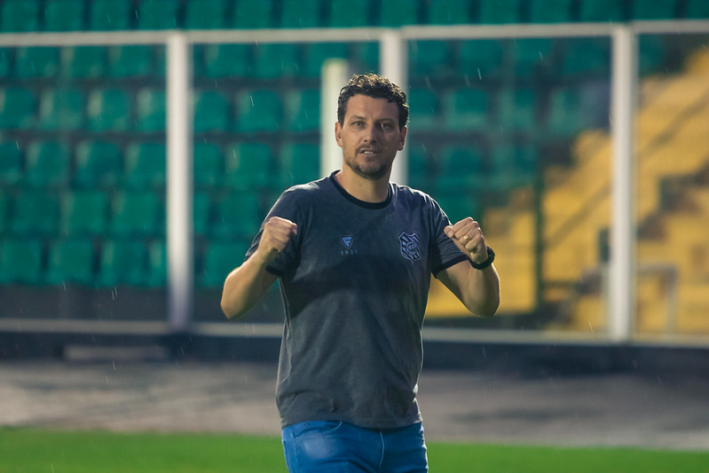 T&eacute;cnico Elano Blumer, do Figueirense; chegou ao clube com a expectativa do acesso e saiu com tr&ecirc;s vit&oacute;rias em 17 jogos – Foto: Patrick Floriani/FFC