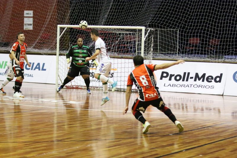 Tricolor goleou o Marreco no Centreventos Cau Hansen e colou nos l&iacute;deres do grupo B – Foto: Juliano Schmidt/JEC/Krona