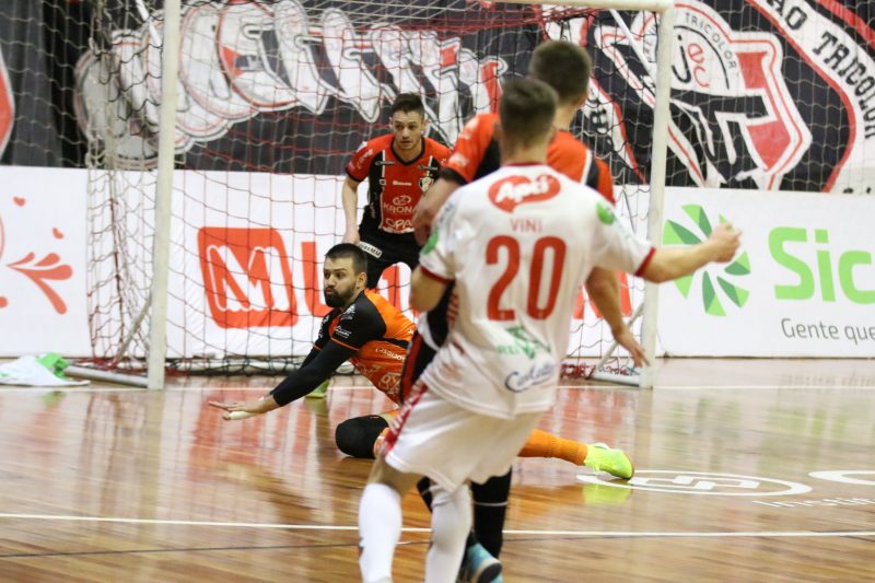 Willian brilhou mais uma vez e fechou o gol para o Atl&acirc;ntico – Foto: Juliano Schmidt/JEC/Krona