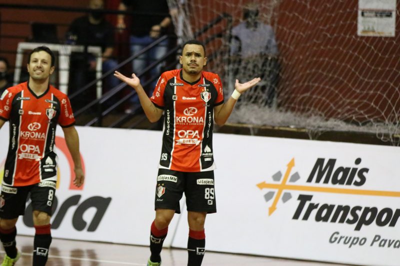 Com mais uma assist&ecirc;ncia de Caio, Dieguinho garantiu a vit&oacute;ria e chegou a quatro gols na Liga Nacional – Foto: Juliano Schmidt/JEC/Krona