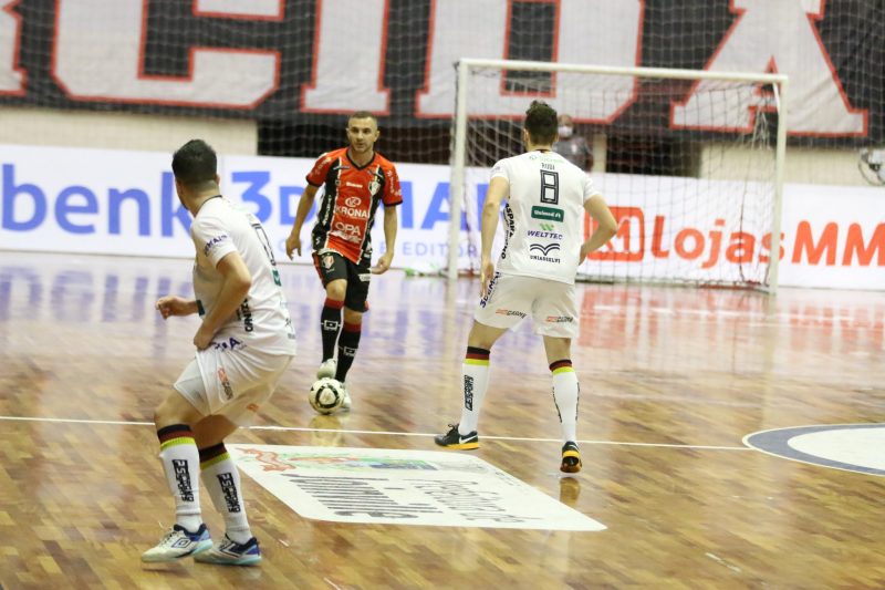 JEC/Krona e Blumenau se enfrentaram na noite desta ter&ccedil;a-feira (27), no Centreventos Cau Hansen – Foto: Juliano Schmidt/JEC/Krona