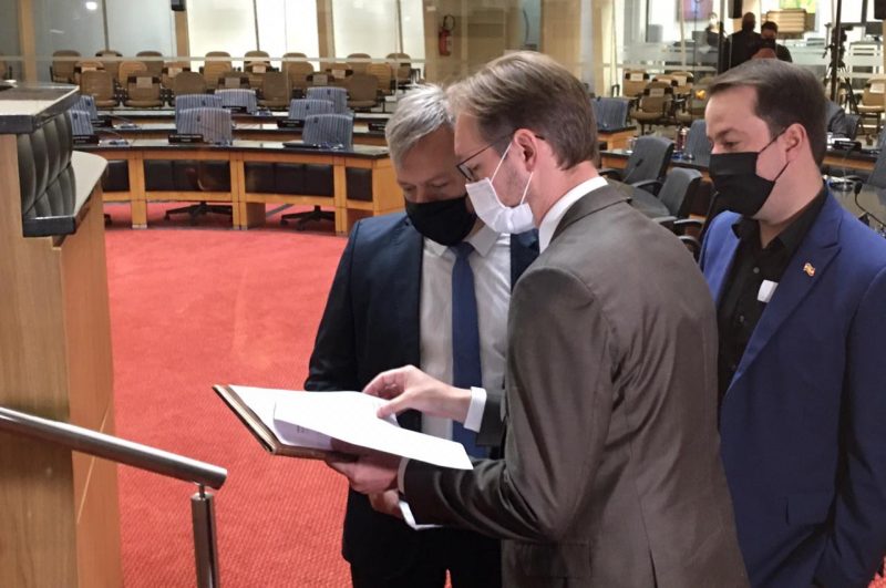 Advogado do governador entrega pedido de adiamento da vota&ccedil;&atilde;o do parecer na comiss&atilde;o especial – Foto: Eduardo Crist&oacute;foli/NDTV