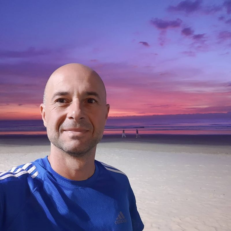 Fabr&iacute;cio, que trabalhava como corretor de im&oacute;veis, morreu ap&oacute;s ser atingido por um raio enquanto corria na praia de Itapema – Foto: Reprodu&ccedil;&atilde;o/Redes Sociais