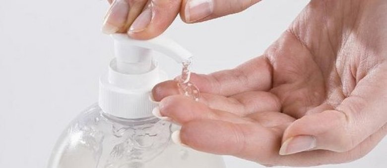 Álcool em gel será disponibilizado para alunos e funcionários – Foto: Portal R7/Reprodução/ND