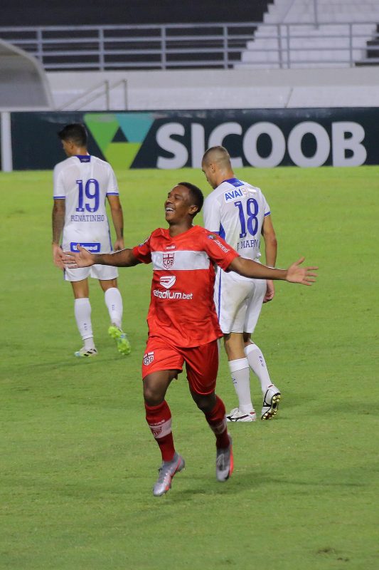 Iago Dias autor de dois gols do CRB na vit&oacute;ria sobre o Ava&iacute; por 3 a 1. Time de Geninho voltou a oscilar na competi&ccedil;&atilde;o. Foto: Itawi Albuquerque/Estad&atilde;o Conte&uacute;do.