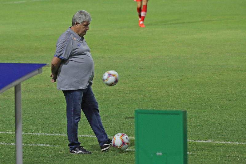 T&eacute;cnico Geninho, na derrota para o CRB por 3 a 1, em Alagoas, em jogo v&aacute;lido pela S&eacute;rie B 2020 – Foto: Itawi Albuquerque/ESTAD&Atilde;O CONTE&Uacute;DO/ND