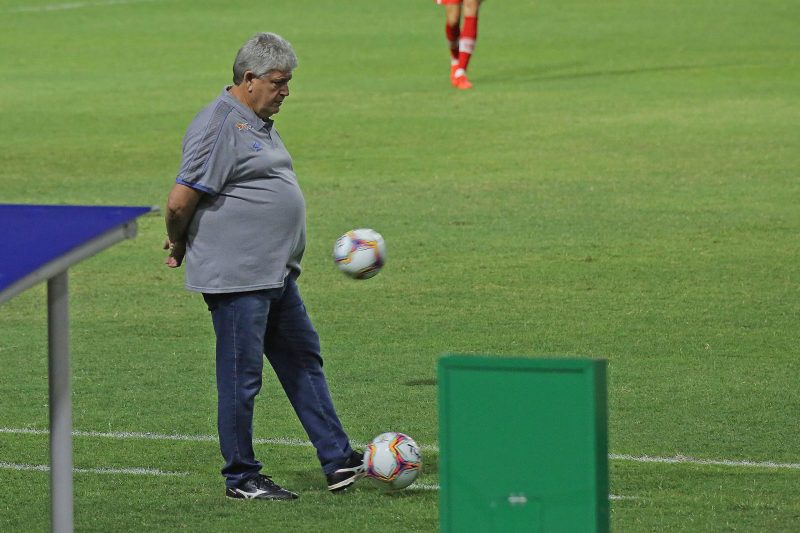 Avaí dentro da área técnica, com uma bola no pé
