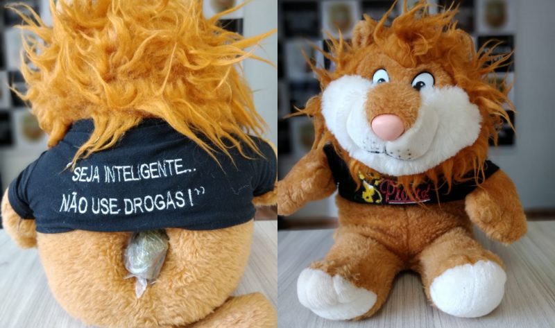 Droga &eacute; achada no traseiro de mascote do Proerd no Oeste de SC – Foto: Pol&iacute;cia Civil/ND