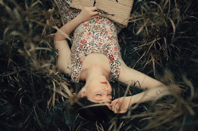 A modelo que estampa as fotos é Aline Romaniv, amiga de Anderson. Segundo ele, essa foi a primeira vez que ela realizou um ensaio fotográfico na vida. O convite surgiu após o fotógrafo ver uma maquiagem que ela havia postado nas redes sociais. “Há uns meses, ela fez uma maquiagem com um estilo mais antigo, postou uma selfie e eu achei muito legal. Ai, eu a convidei para fazer o ensaio”, explica. – Foto: Anderson Weiss