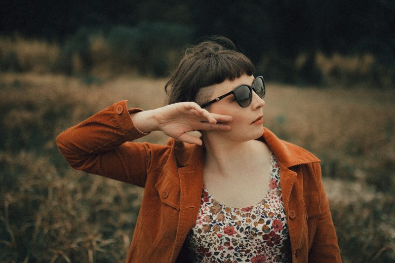 Nas imagens, Aline interpreta uma mulher que está estagnada na vida e que precisa se reconectar consigo mesma. O ensaio começa em um campo, onde ela decide que quer realizar essa mudança. “Depois, vem a parte da ‘viagem interna’, onde ela entra em um ônibus abandonado em busca de uma vida nova, enquanto passa por diversas emoções”. A parte final do ensaio mostra ela descendo do ônibus em busca de uma vida nova. – Foto: Anderson Weiss