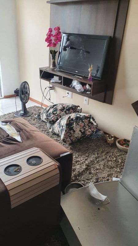 Apartamento danificado pelo suspeito – Foto: Reprodu&ccedil;&atilde;o