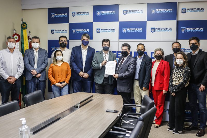 Representantes da prefeitura, empresa e entidade civis posam para foto hist&oacute;rica. Foto: Anderson Coelho/ND