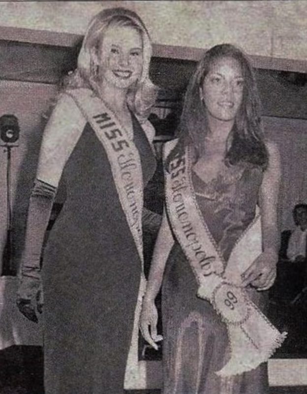Bárbara Erig Gieseler (à esq.), miss Florianópolis e miss SC 1998, oficializou a passagem de faixa à miss Florianópolis 1999, Blanca Soares, em outubro, no aniversário do Lira Tênis Clube – Foto: Giovani Lorenzen/Reprodução/A Notícia/ND