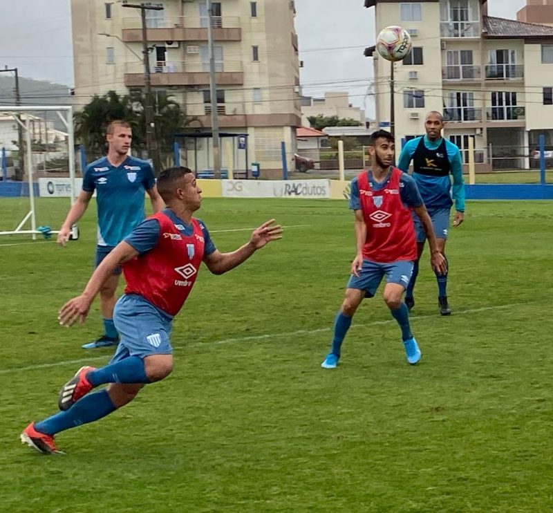 Trabalho no CFA (Centro de Forma&ccedil;&atilde;o de Atletas); Romulo e Get&uacute;lio poder&atilde;o ser op&ccedil;&otilde;es para Geninho – Foto: Andr&eacute; Palma Ribeiro/Ava&iacute; FC