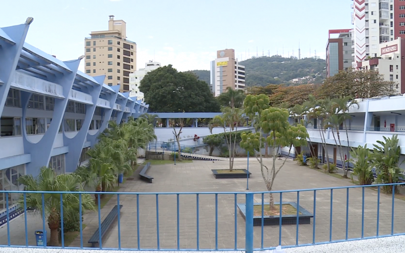 As aulas presenciais na rede p&uacute;blica e privada de Blumenau est&atilde;o suspensas desde 19 de mar&ccedil;o – Foto: Reprodu&ccedil;&atilde;o / NDTV Blumenau