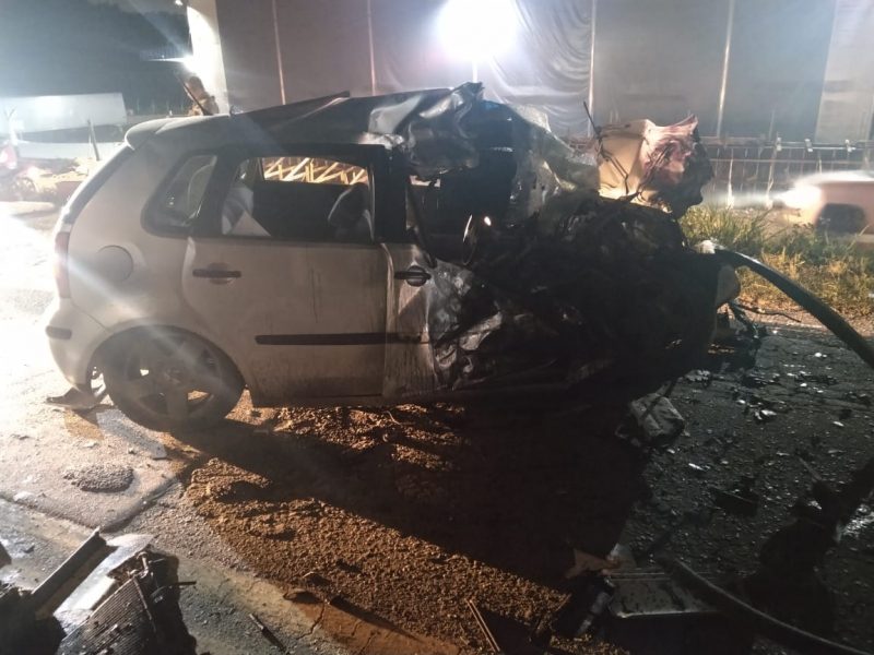 Carro fica destruído após acidente 