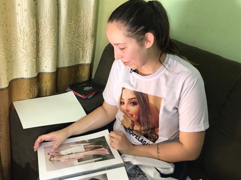 Andrezza ainda guarda lembran&ccedil;as da irm&atilde; – Foto: Luana Amorim/Divulga&ccedil;&atilde;o