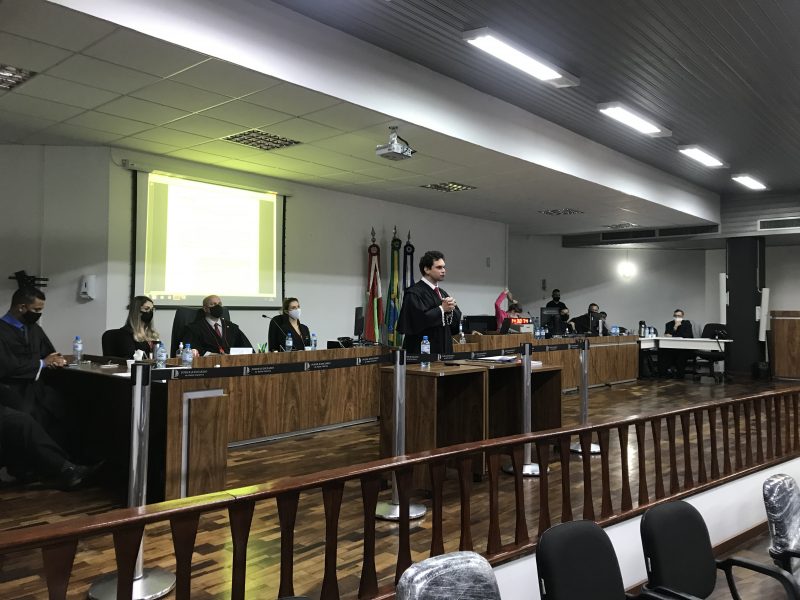 Defesa sustentou que tiro foi acidental e trabalhou na tentativa de desqualificar o feminic&iacute;dio – Foto: Luana Amorim/ND
