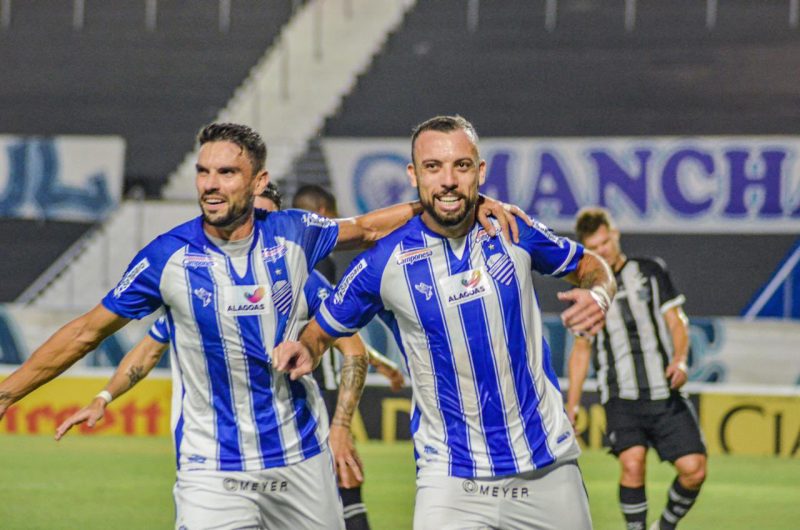 Rodrigo Pimp&atilde;o [&agrave; esq] ao lado de Paulo S&eacute;rgio, que comemora seu gol de p&ecirc;nalti. Vit&oacute;ria tranquila do CSA sobre o Figueirense: 3 a 0. – Foto: Augusto Oliveira/CSA/divulga&ccedil;&atilde;o