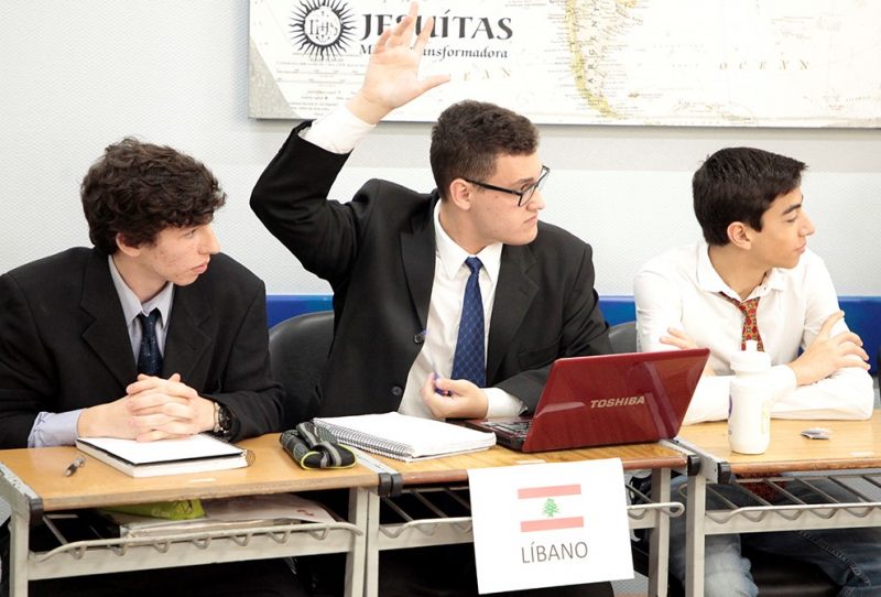 Prática simula reuniões da ONU para tratar de assuntos globais, com comissões formadas por alunos com opiniões diferentes para debates das ideias. Imagem feita em 2019. Acervo/Colégio Catarinense