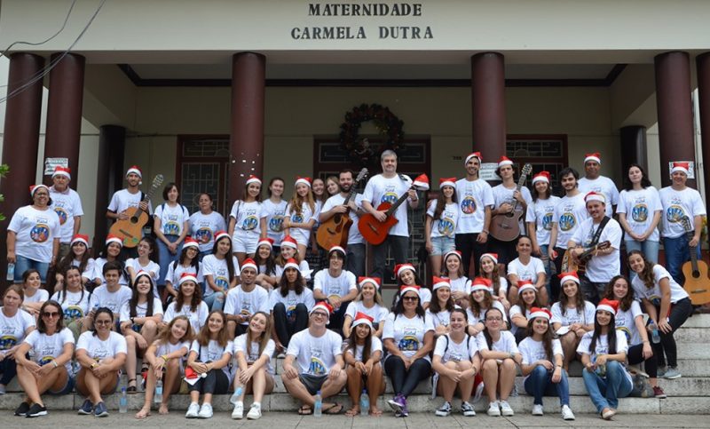Alunos visitam a Maternidade Carmela Dutra no Natal de 2019. Eles também visitaram entidades assistenciais, creches e orfanatos. Acervo/Colégio Catarinense