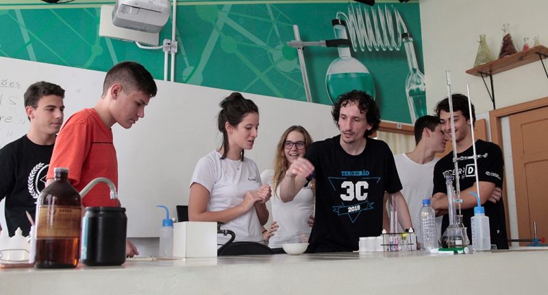 A Monitoria Estudantil é um projeto no qual os alunos do CC aprendem ensinando jovens de escolas públicas de Florianópolis, ou ensinam e aprendem entre alunos do próprio Colégio. Foto de 2019. Foto: Acervo/Colégio Catarinense