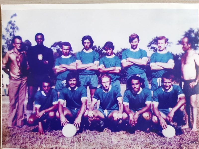 Os leitores Isac e seu pai, o Idalmiro (Miro), enviam foto do Limeira, de Tr&ecirc;s Riachos, antes de uma partida diante do BAC em 1974, no munic&iacute;pio de Bigua&ccedil;u. Em p&eacute;: Saul (Presidente.), Da Costa (ex-goleiro importante da hist&oacute;ria&nbsp; do Figueirense), Cesar, Jo&atilde;o, P. Roberto, Heleno, Adenor e Terrinha (Treinador). Agachados: &Eacute;rico, Ademir, Miro, Valdir e Od&iacute;lio. (Acervo fam&iacute;lia Idalmiro/ND)