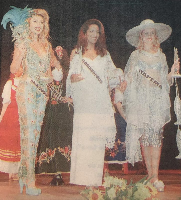 Da esq. para dir.: Grace Martins (Balneário Camboriú), Blanca Soares (Florianópolis) e Isabele Fischer (Itapema), respectivamente, com os trajes típicos mais luxuoso, mais original e mais criativo do Miss SC 1999, realizado em novembro, no Centreventos Cau Hansen, em Joinville – Foto: Giovani Lorenzen/Reprodução/A Notícia/ND