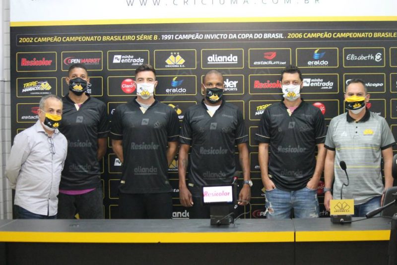 Os quatro refor&ccedil;os foram apresentados pelo superintendente do clube, Serginho Lopes, e o assessor da presid&ecirc;ncia, Ocimar Bolicenho – Foto: Celso da Luz/Crici&uacute;ma/ND
