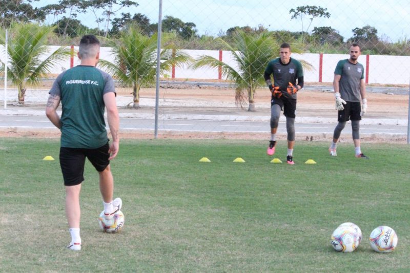 Vitor Caetano [luvas laranjas], foi suspenso por suposto caso de doping – Foto: Andrey Oliveira/FFC
