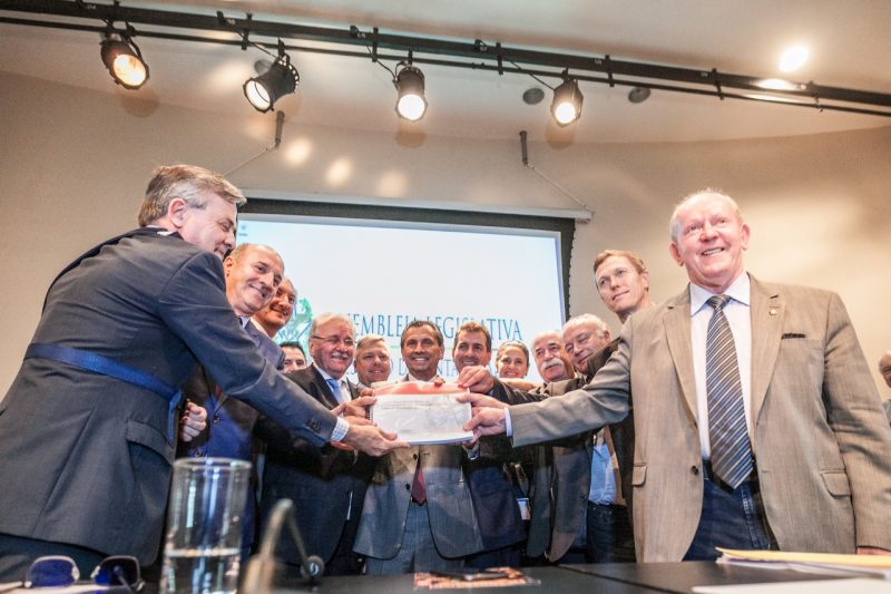 Secret&aacute;rio Paulo Eli celebrou o acordo com deputados – Foto: Divulga&ccedil;ao Alesc