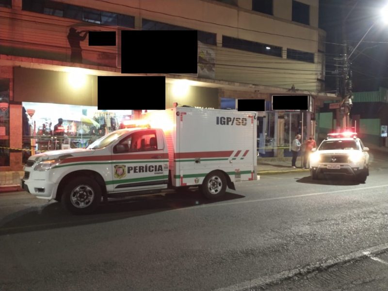 Homem acaba morto pela pol&iacute;cia no Centro de Videira nesta madrugada de quarta-feira (21) – Foto: Espi&atilde;o Not&iacute;cias
