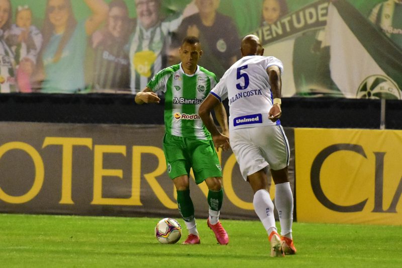 Breno Lopes, com a bola, de frente para Alan Costa; atua&ccedil;&atilde;o de gala do atleta que, com dois gols – e uma assist&ecirc;ncia – assumiu a artilharia da S&eacute;rie B, – Foto: Arthur Dallegrave/E.C.Juventude/ND
