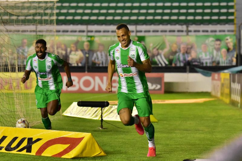 Breno Lopes sai para comemorar o seu primeiro gol na partida, em noite que fez dois na vit&oacute;ria por 3 a 0 sobre o Ava&iacute;, – Foto: Arthur Dallegrave/E.C.Juventude/ND