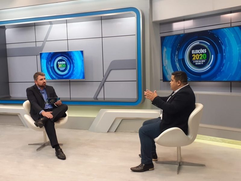 Jairo Santos (PRTB), candidato a prefeito de Blumenau, em entrevista ao apresentador do Balan&ccedil;o Geral Blumenau, o jornalista Rodrigo Vieira (&agrave; esquerda da foto) – Foto: Ketlin Ciquelero/Grupo ND