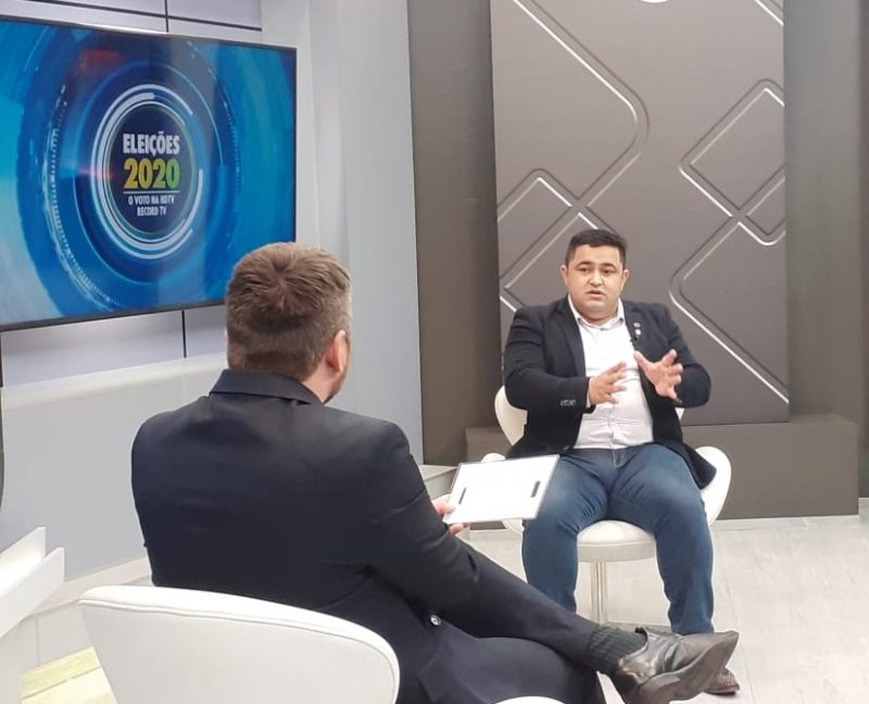 Candidato a prefeitura de Blumenau Jairo Santos (PRTB) concede entrevista ao Grupo ND – Foto: Ketlin Ciquelero/Grupo ND