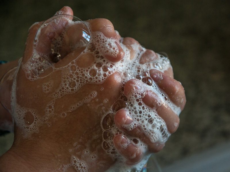 Conforme a OMS, o hábito de lavar as mãos pode reduzir em aproximadamente 40% os casos de contaminação e de infecção hospitalar &#8211; Foto: Pixabay/ND