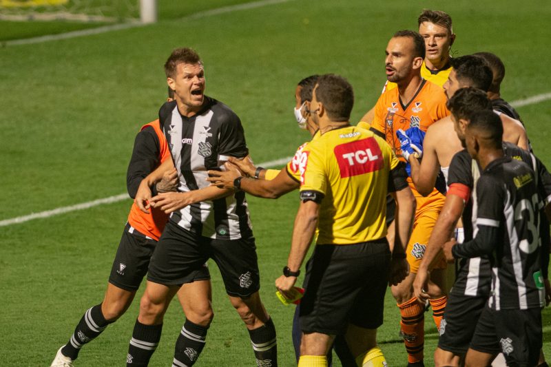 Zagueiro Alem&atilde;o, revoltado com a n&atilde;o marca&ccedil;&atilde;o de uma falta na origem do lance que resultou em gol para o Ava&iacute;, profere uma s&eacute;rie de xingamentos contra o &aacute;rbitro Rafael Traci; gancho deve ser pesado para o zagueiro alvinegro – Foto: Roberto Zacarias/Mafalda Press/Estad&atilde;o Conte&uacute;do/ND