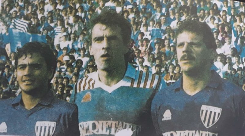 A torcida do Ava&iacute; que atualmente acompanha a defesa do seu time tomando gols praticamente em todos os jogos, deve sentir muitas saudades desse trio ai da foto. O lateral direito Netinho, o goleiro Fossati e o zagueiro Maur&iacute;cio (em mem&oacute;ria) que fizeram parte do time campe&atilde;o catarinense de 1988. – Foto: Mem&oacute;ria Avaiana/Arquivo/ND