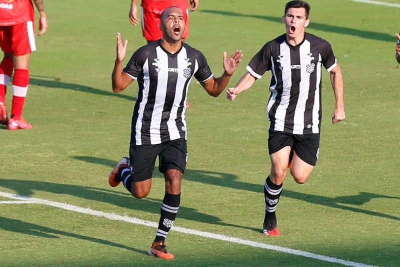 Alecsandro comemora gol do Figueirense