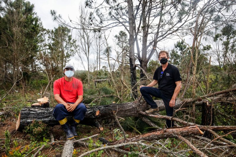 Luiz Pimenta e Carlos Cassini (&agrave; direita) trabalham pela conserva&ccedil;&atilde;o do parque – Foto: Anderson Coelho/ND