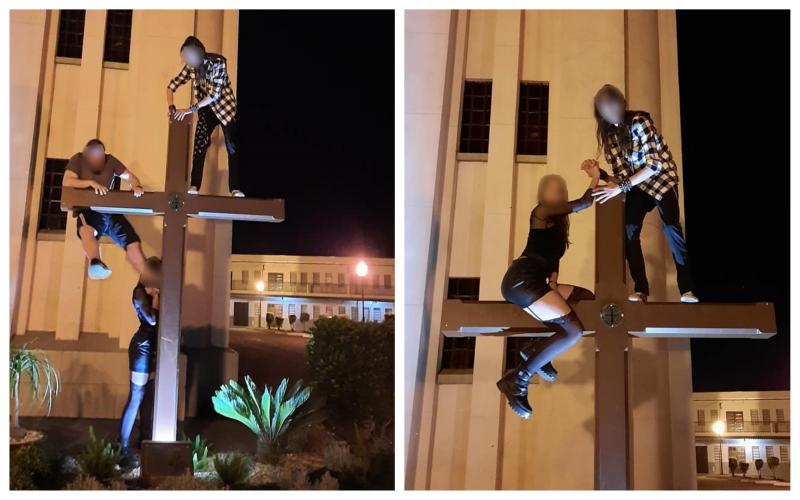 Imagem mostra pessoas subindo em cruz 