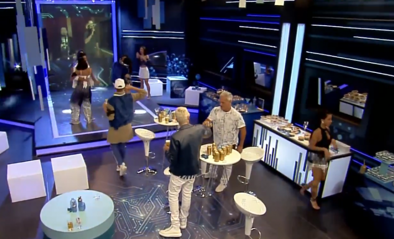 Pe&otilde;es dan&ccedil;aram ao som da atra&ccedil;&atilde;o da festa, a dupla Fernando &amp; Sorocaba – Foto: Reprodu&ccedil;&atilde;o