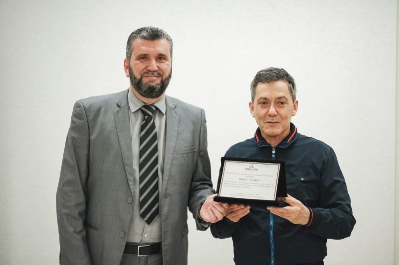 H&eacute;lio Bairros foi homenageado pela nova Diretoria – Foto: Divulga&ccedil;&atilde;o