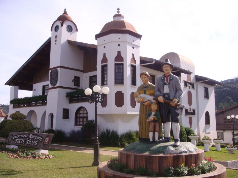 Monumento lembra os primeiros colonizadores na frente da Prefeitura – Foto: Prefeitura Municipal de Treze T&iacute;lias