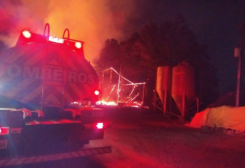 Avi&aacute;rio de 1.200 metros quadrados ficou destru&iacute;do ap&oacute;s inc&ecirc;ndio – Foto: Bombeiros de Quilomno